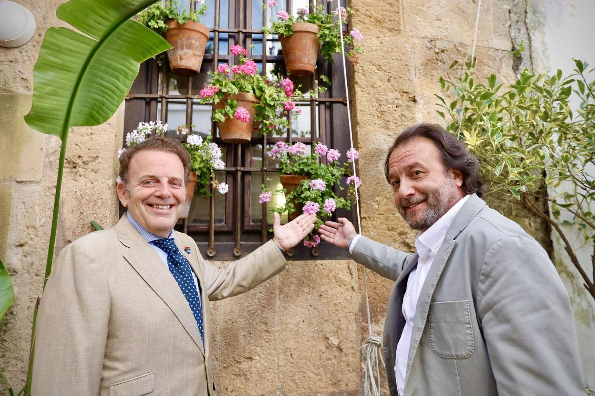 El teniente de alcalde y presidente del Imgema, Daniel García-Ibarrola, y el delegado de Fiestas y Tradiciones, Julián Urbano, informan sobre la colección de geranios tradicionales del Real Jardín Botánico expuestas en el Patio de Orive. En el Palacio de Orive
