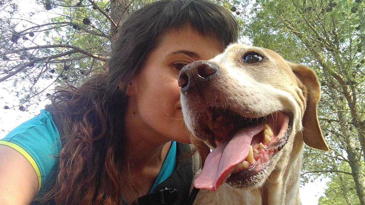 Lidia Arenós, junto a su fiel compañero Pivo, fallecido hace ahora cinco años y que transformó la vida de esta castellonense.