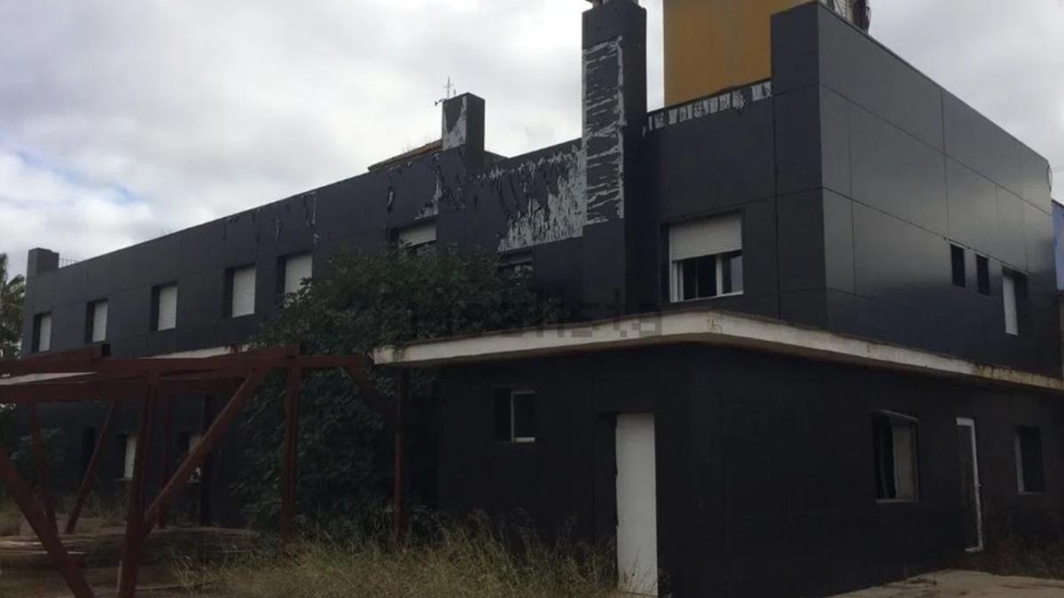 Edificio hotelero en Alcolea, barriada periférica de Córdoba, en una oferta publicada por el portal Idealista y activa este martes 15 de abril.