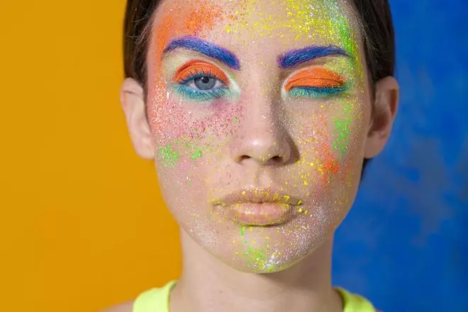 Glitter estratégico: cómo incorporar brilli brilli a tu maquillaje sin perder elegancia