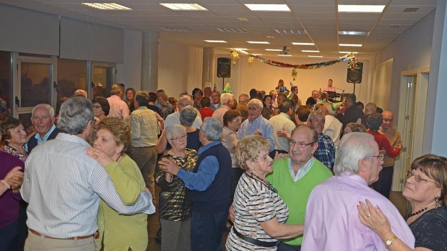 Bailes en el centro social de Cangas.// Santos Álvarez