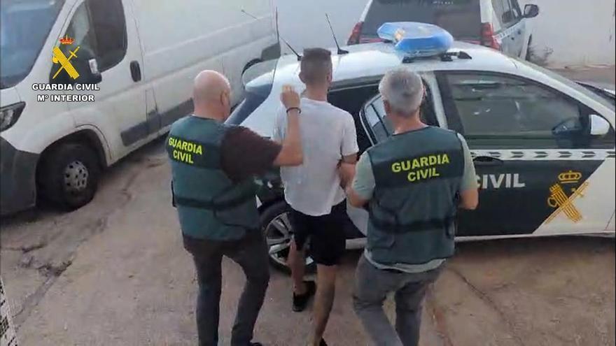 Detenido el autor de 12 robos con fuerza en bares de Punta Umbría y El Portil: estaba escondido en una embarcación varada en la orilla