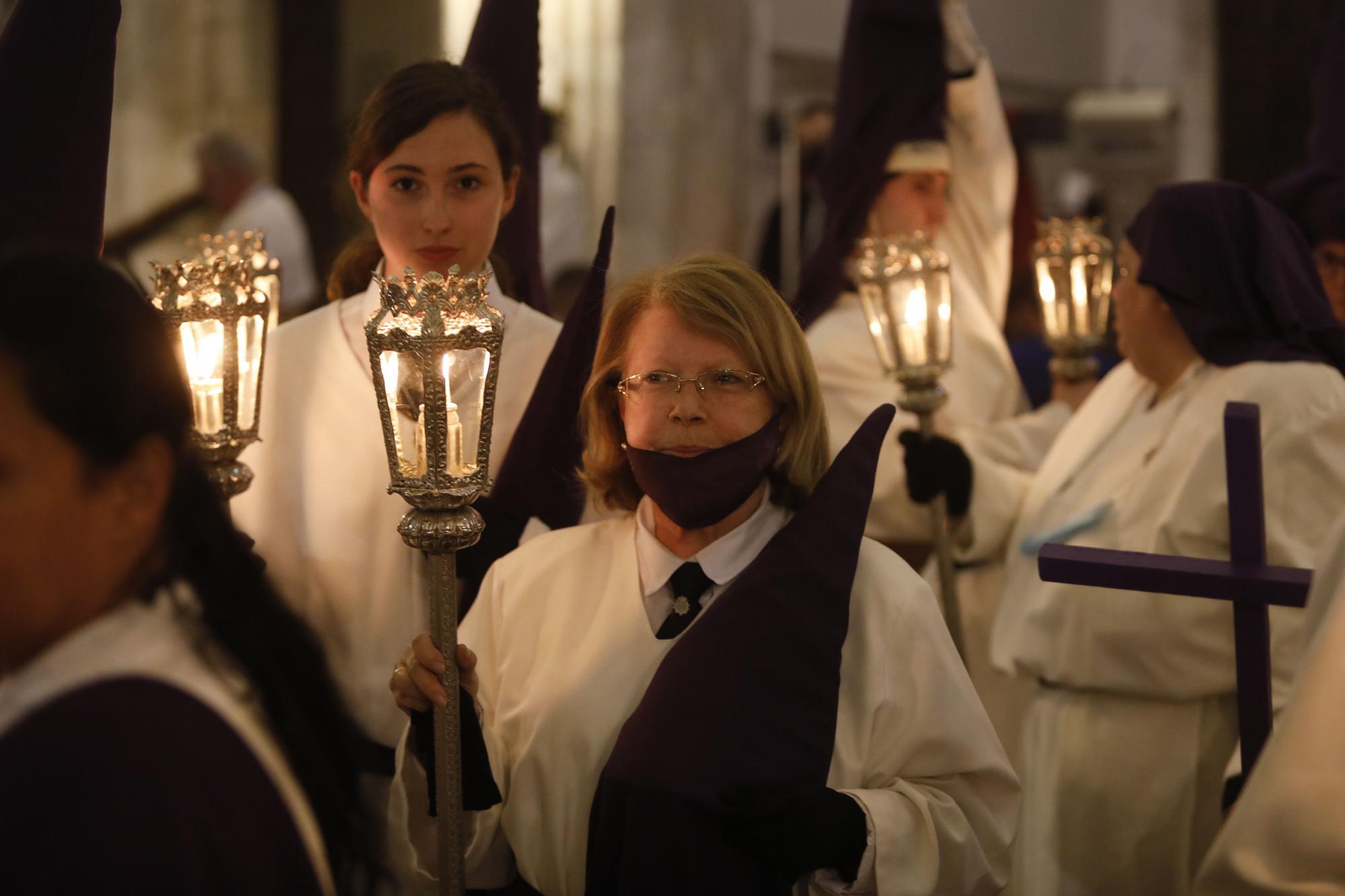 EN IMÁGENES: La lluvia da al traste con la procesión del Silencio en Oviedo, pero no ahoga el fervor cofrade