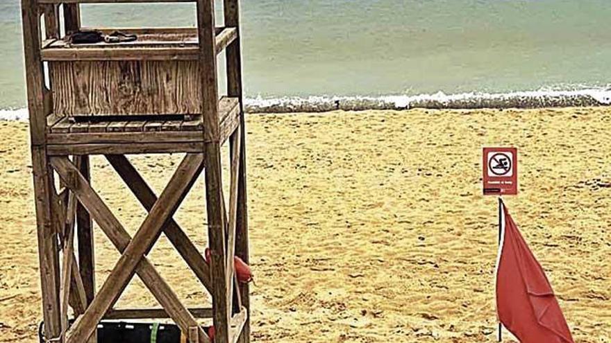 Bandera roja en la playa de Ciutat Jardí