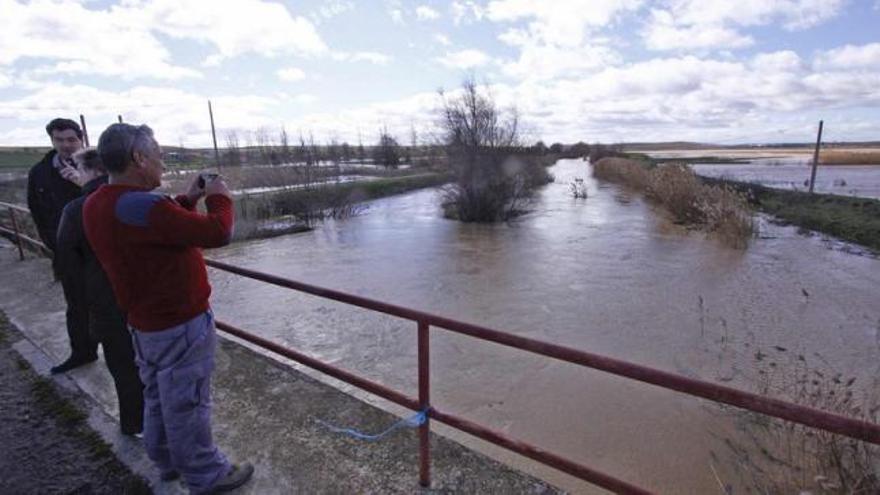 Las inundaciones obligan a cortar dos carreteras por la crecida del Valderaduey