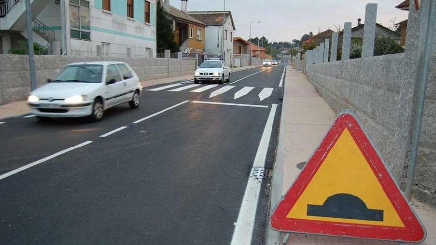 Uno de los nuevos pasos de peatones instalados en la Estrada do Galleiro, en Vilar de Infesta. // Faro