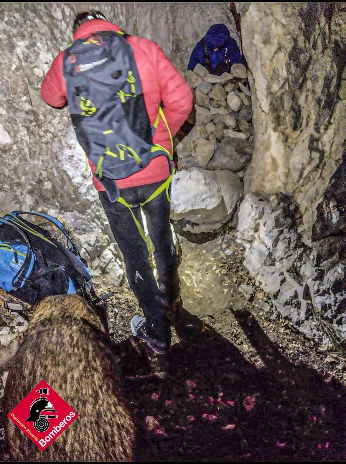 Imagen del momento en el que lo bomberos localizan a la mujer refugiada en una cueva