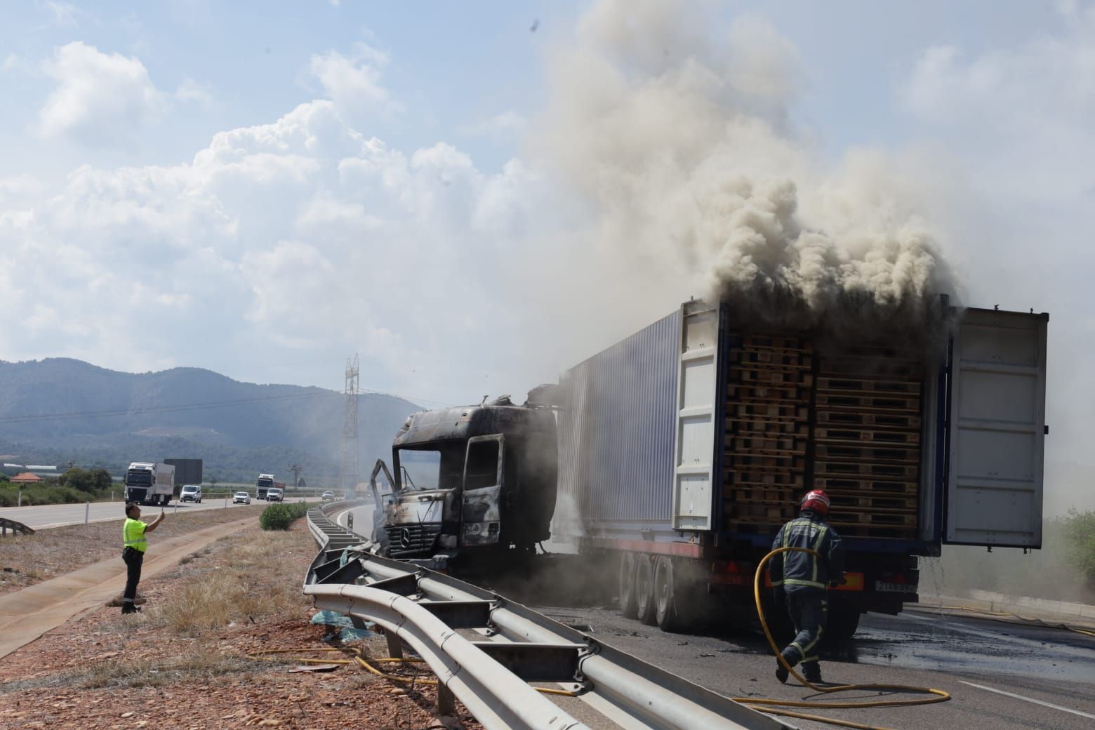 Accidente en la AP-7: Dos camiones chocan a la altura de La Vilavella