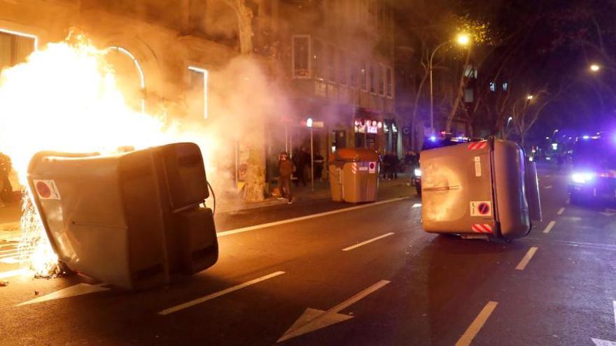 Contenidors cremant al centre de Barcelona