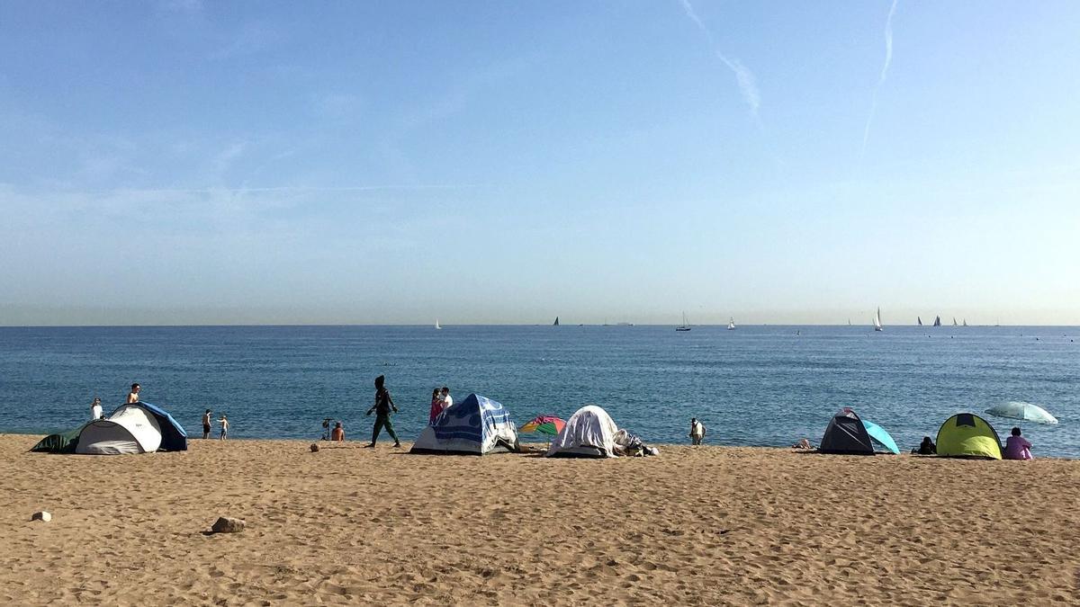 Un grupo de subsaharianos lleva meses acampados en las playas de la Barceloneta.