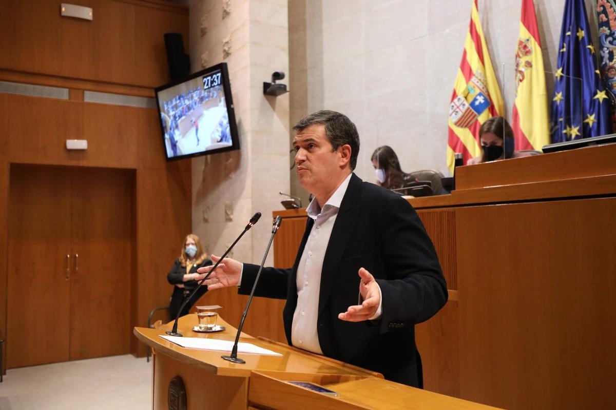 Joaquín Palacín, presidente de CHA y portavoz parlamentario de la formación, toma la palabra en el debate del estado de la comunidad.