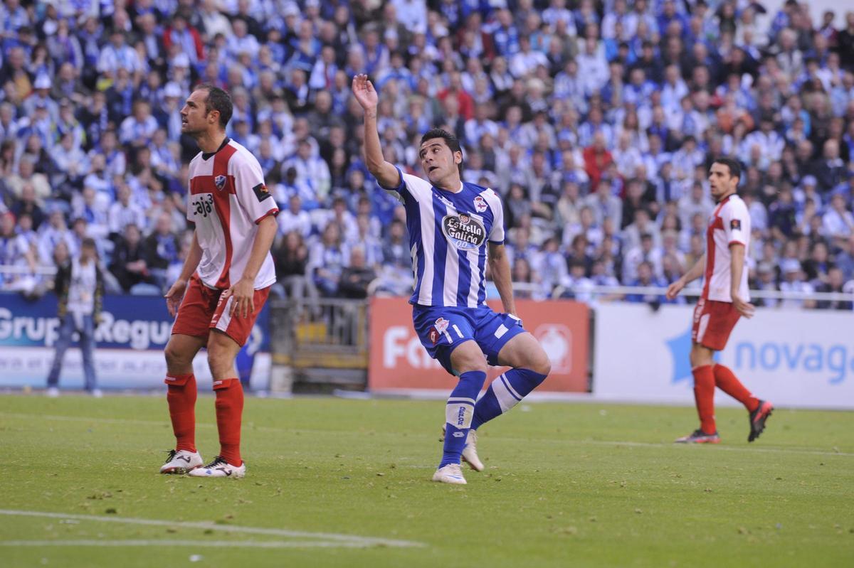 Riki, durante el partido ante el Huesca, en 2012
