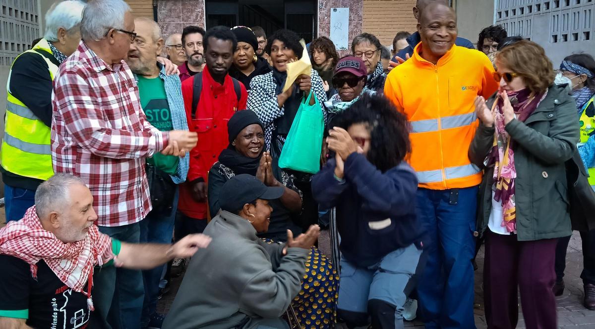 Vecinos de La Fama y activistas celebran el aplazamiento del desahucio de Maryam