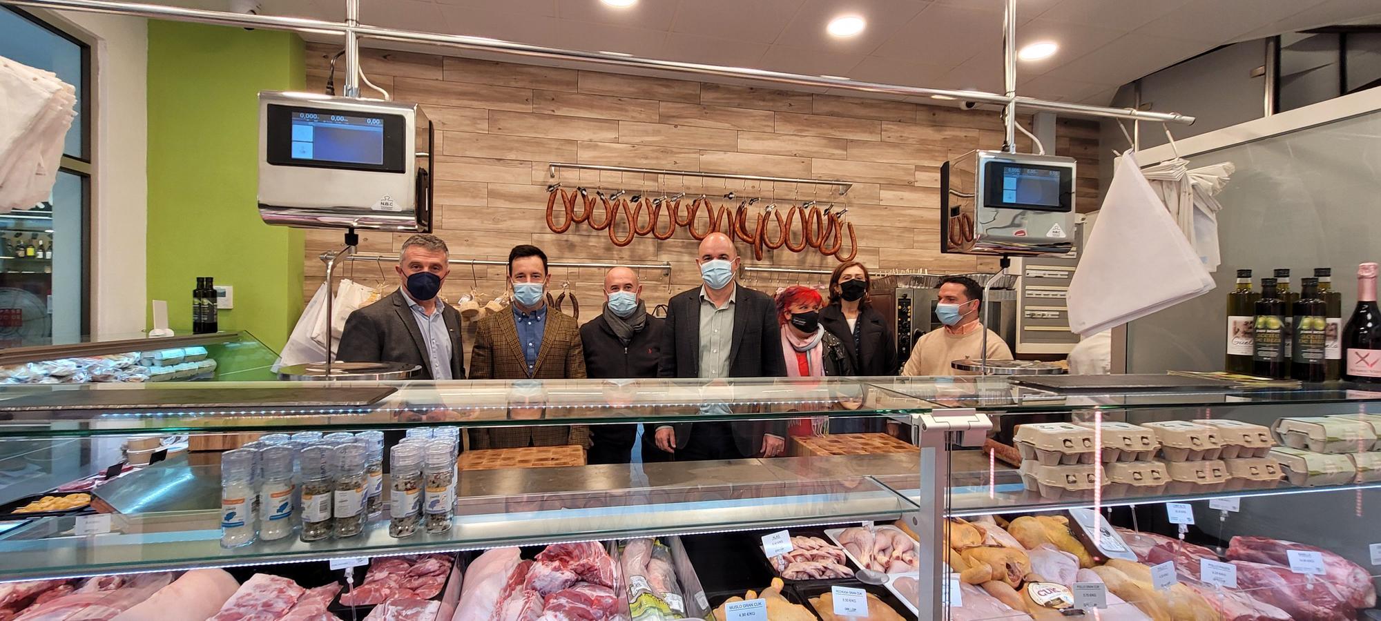 Los ganaderos de Ibiza abren un puesto de carne de kilómetro 0 en el Mercat Nou