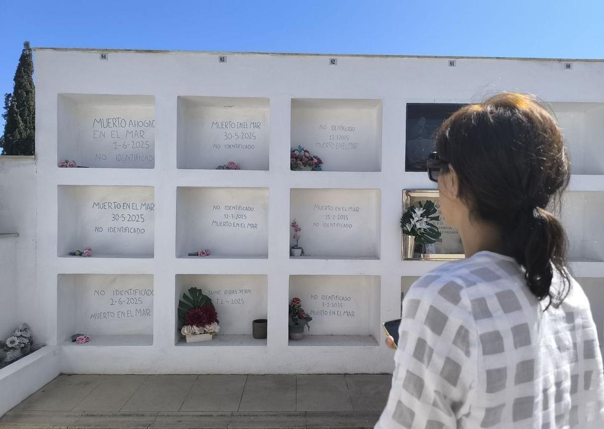 Maleno frente a los nichos de los migrantes sin identificar llegados a las playas de Formentera.