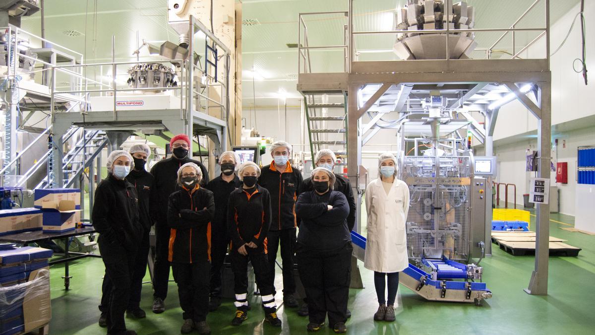 Trabajadores del grupo Flamen &amp; Co en el centro de tostado de frutos secos que la compañía tiene en Zaragoza