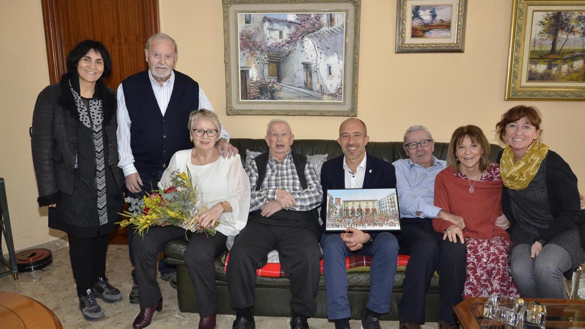 Constantino García, assegut, amb l'alcalde al costat i acompanyat per la família