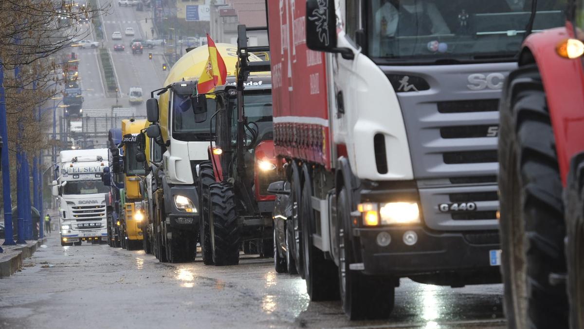 Colas de transportistas en la carretera, este lunes en Badajoz.