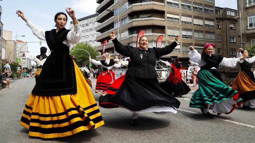 Más de 800 bailarines toman las calles de Vigo a ritmo de muiñeira
