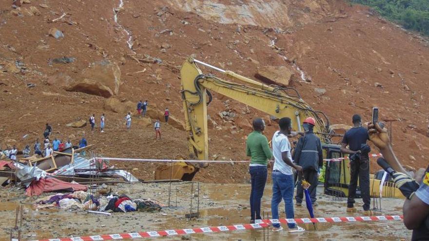 Más de cien niños mueren en la avalancha de Sierra Leona