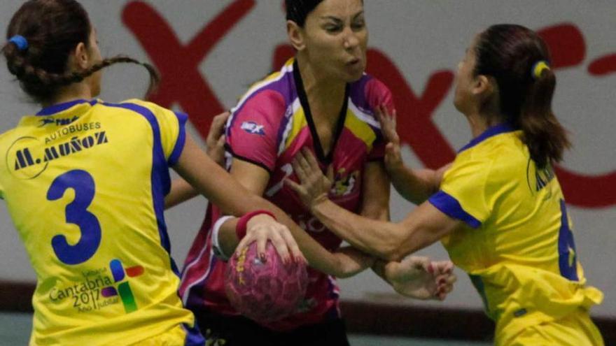 Vanesa Lozano trata de superar a la defensa rival.