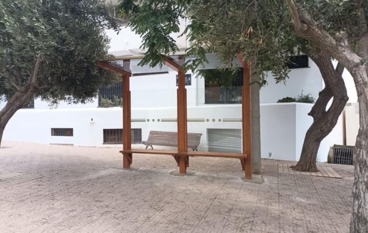 El Ayuntamiento ha renovado las paradas de bus urbanas.
