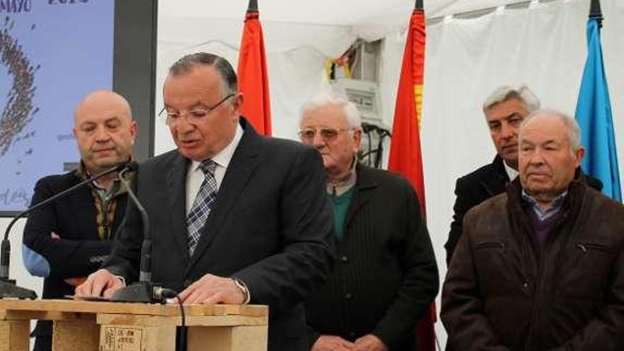 Los empresarios Alberto García, Benjamín Alba, Cándido Miranda, Adolfo Fernández y Emilio González, durante los discursos de homenaje a la feria.