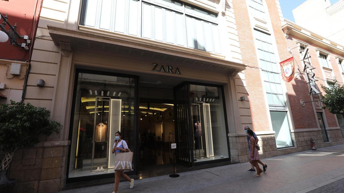 La entrada de la tienda de Zara en el centro de Elche.