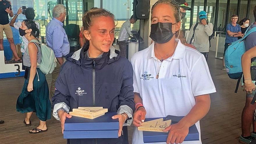 María Bover y Gemma Llamas, con sus trofeos.