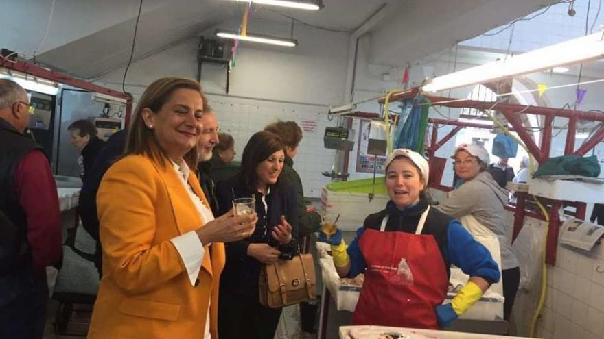 Carmela Silva junto a Fátima Abal durante su visita a la plaza de abastos de Cambados. // FdV