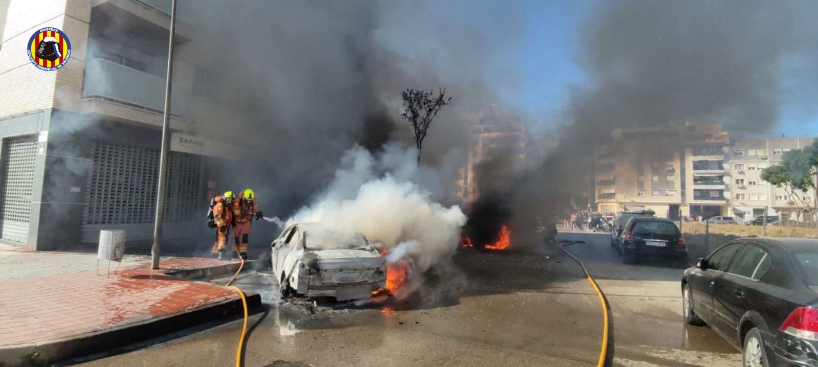 Tres vehículos se incendian en Albal