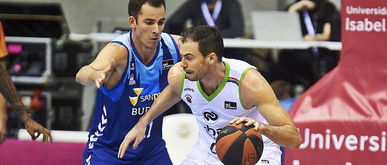 El pívot serbio Oliver Stevic, con la camiseta del Fuenlabrada, defendido por Miquel Salvó, del San Pablo Burgos, durante esta temporada.