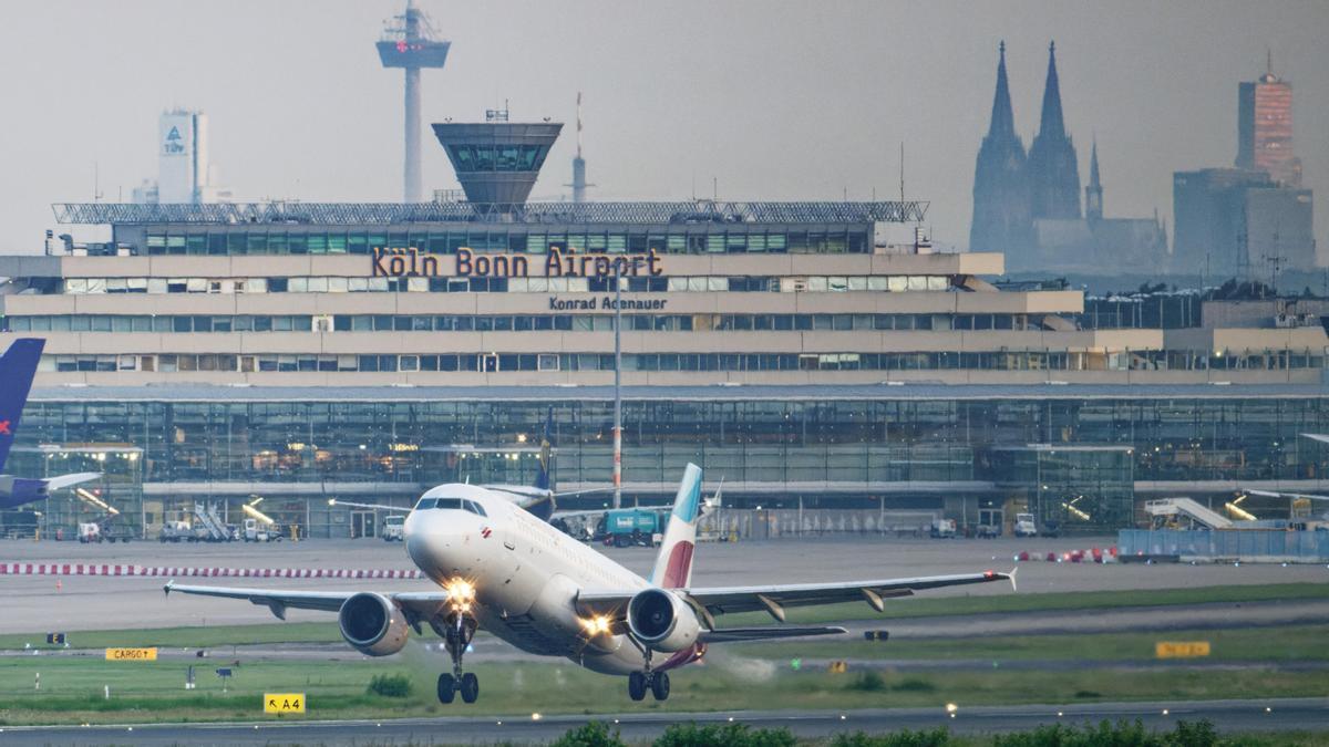 Eine Maschine der Fluggesellschaft Eurowings startet vom Flughafen Köln/Bonn.