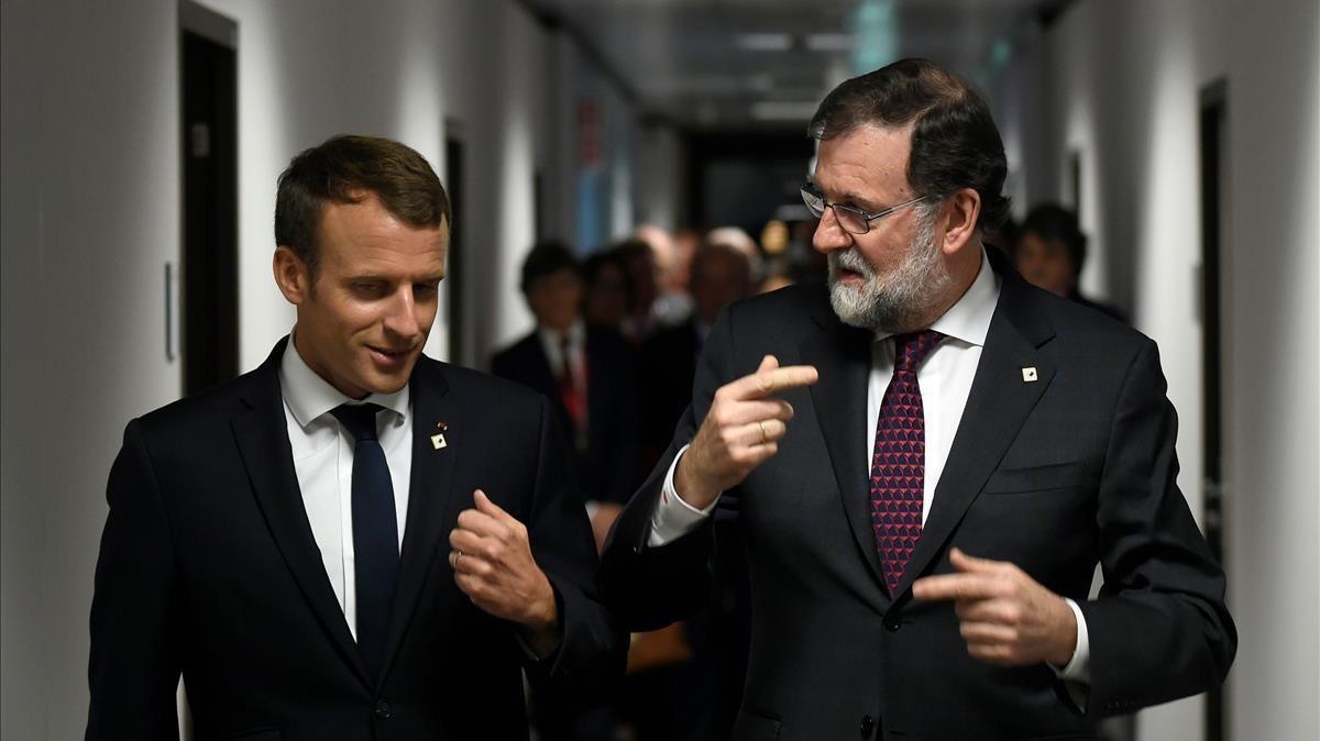 El presidente de Francia, Emmanuel Macron, conversa con el jefe del Ejecutivo español, Mariano Rajoy, en Bruselas.