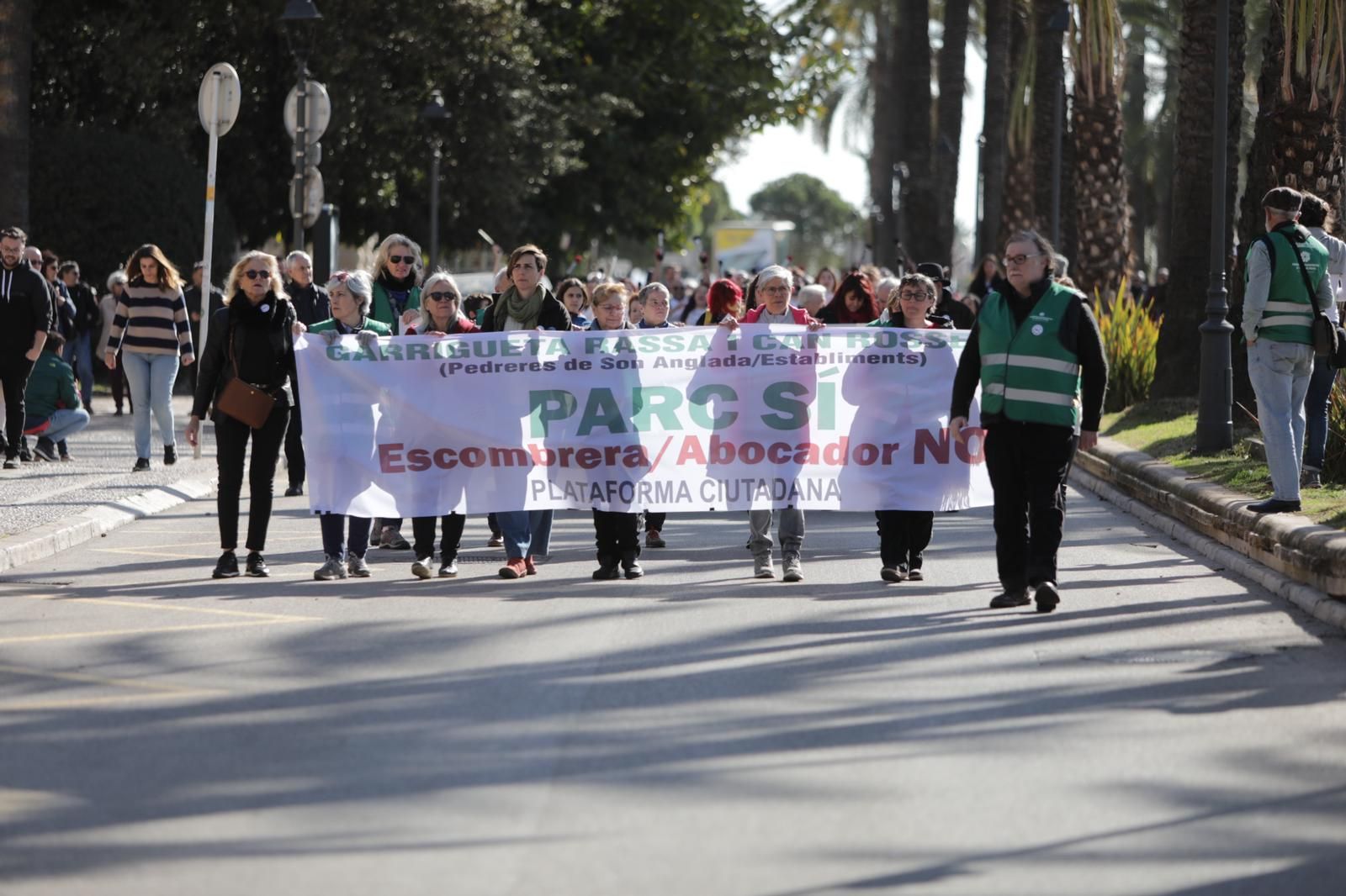 Unas 200 personas reclaman que las pedreras de Establiments se conviertan en un parque público.