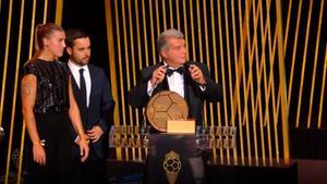 Laporta, junto con Giráldez y Patri Guijarro en la gala del Balón de Oro al recibir el premio a mejor equipo del mundo 2023