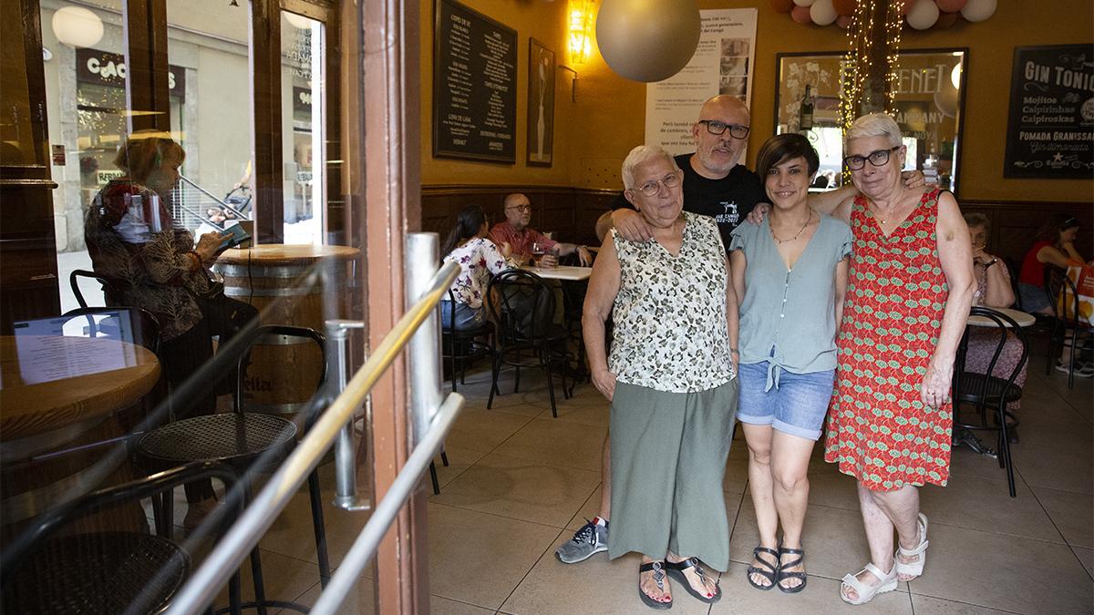 Dos generaciones de la familia del Bar Canigó.