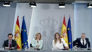 El ministro de Exteriores, la ministra portavoz, la vicepresidenta tercera y el ministro de Interior en la rueda de prensa posterior al Consejo de Ministros.