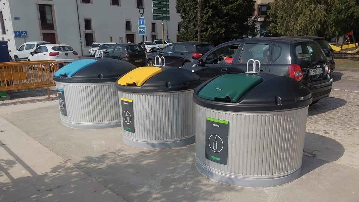 La batería de contenedores de reciclaje soterrados en la calle Cerro de la Muralla, en Grado.