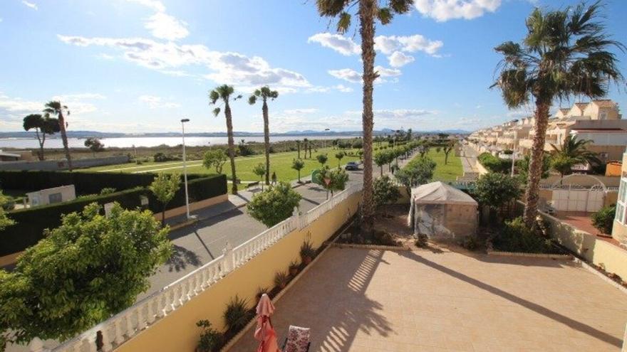 La increíble casa con vistas a la laguna de Torrevieja que ha bajado su precio: casi 400 metros cuadrados