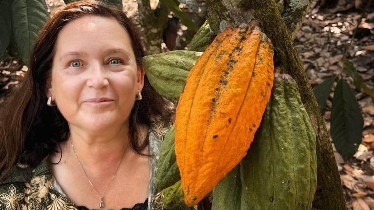 Monica Meschini, con una planta de cacao.