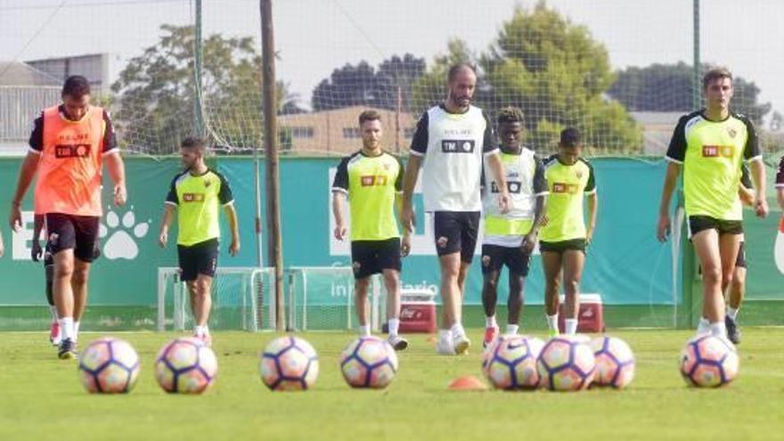 La plantilla del Elche durante un entrenamiento en el campo Anexo.