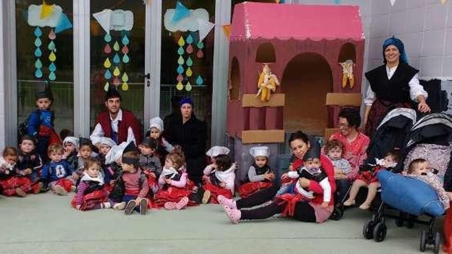 Los niños durante la celebración del amagüestu.