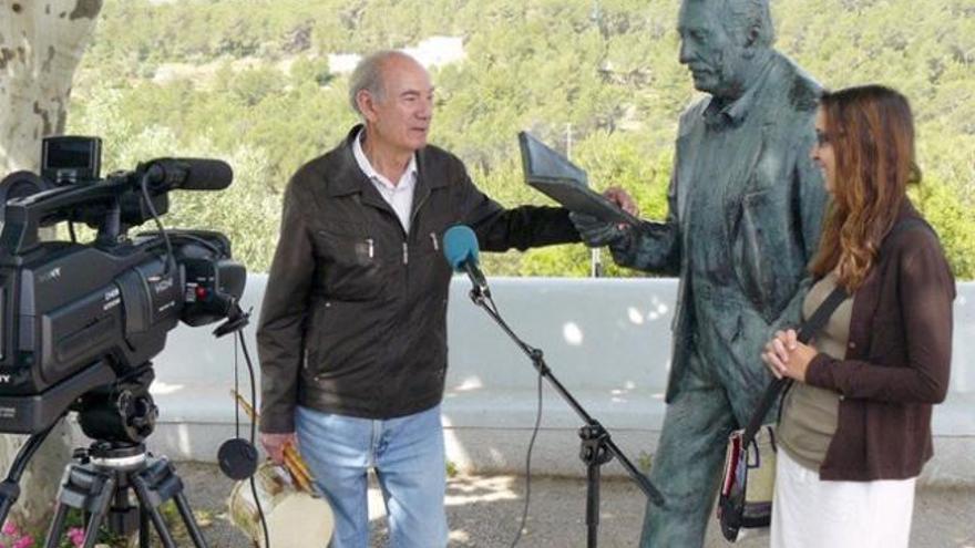 Entrevista a Toni Planes junto a la estatua de Marià Villangómez Agnès Vidal y Mayol con la escritora Iolanda Bonet ante es Vedrà.