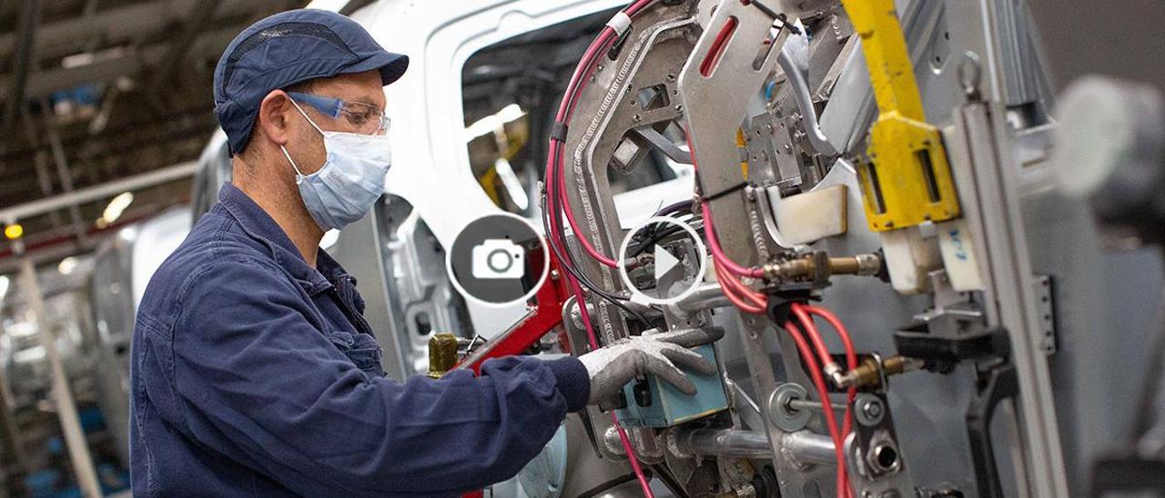 Trabajadores en la línea de montaje de las furgonetas de Stellantis Vigo.