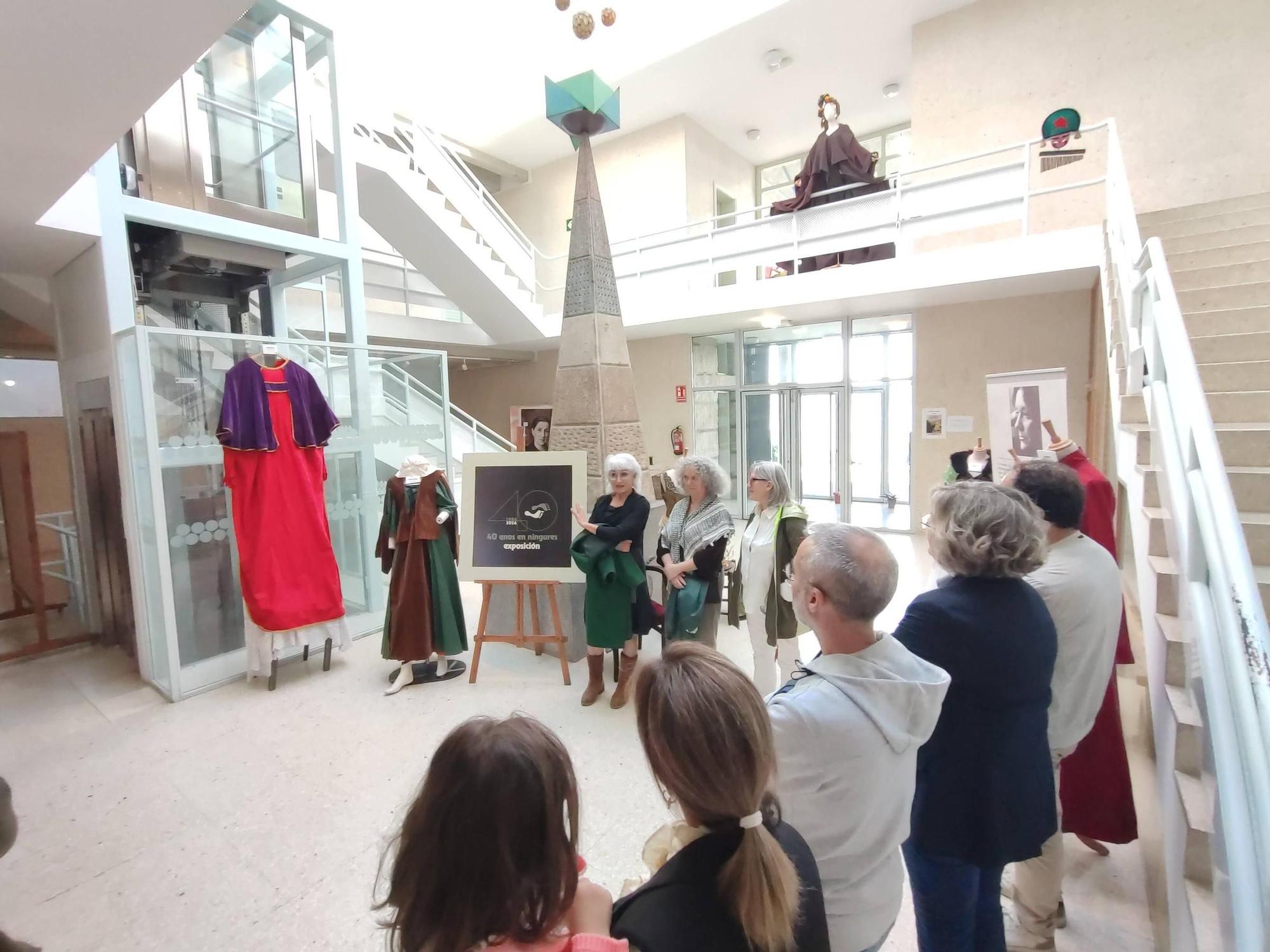 Un momento de la inauguración de la exposición del vestuario teatral en la Casa de Cultura.