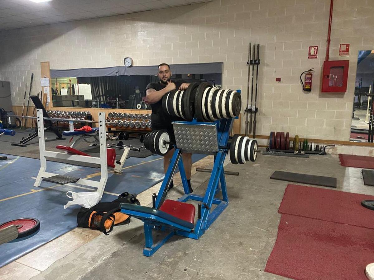 Roberto Perelló llega a levantar más de 700kg en pres de piernas