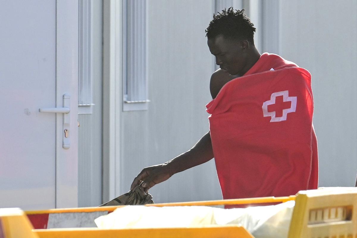 Un cayuco con 53 inmigrantes de origen subsahariano a bordo ha llegado este jueves por sus propios medios al puerto de La Restinga, en El Hierro, donde sus ocupantes han sido atendidos por los equipos de emergencia. EFE/Gelmert Finol