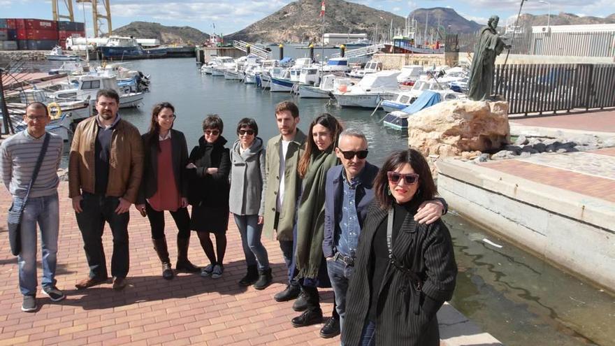 Foto de familia de los creadores de los cinco proyectos seleccionados, en el puerto de Santa Lucía, en marzo del año pasado.