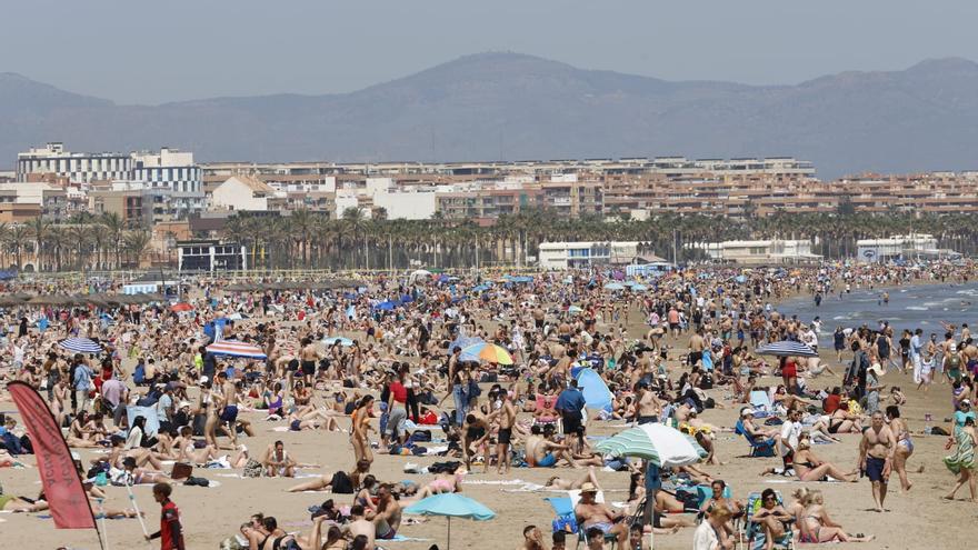 La lengua de calor llena la playa y deja una estampa veraniega